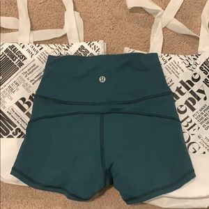 Lululemon In Movement Short Everlux 2.5"